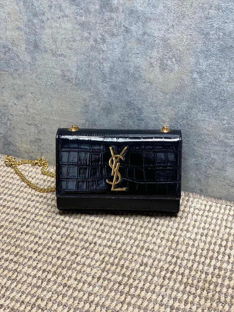 YSL KATEA series of crocodile-gringer chains., Use crocodile pressure leather., The light is full., Match metal chains andYSLMark, It's a long time ago and a priceless one.✨. Medium Size, Medium Capacity, I can handle it easily, by commute or dinner.. The wine is white., Autumn with sweaters., The jackets are all colorful., The chain shoulder is single or slashed., Reverses are diverse., It's practical and fashionable., Yes.YSLClassic hot money.！ Dimensions: 20x14x5cm Encoding: 377629