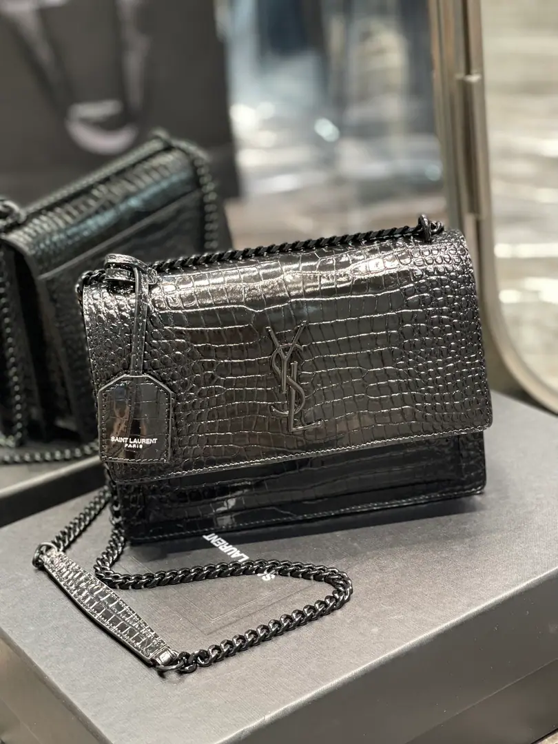 🔳𝑺𝒖𝒏𝒔𝒆𝒕 𝟮𝟮𝒄𝒎🔳 #Black button.# The classic alligator tattoos.sunsetSunset bag.！The heat's still on for so long., So it's a bit of a fan.！High-quality Italian cattle imports, zp- I'll make you a hardware., ♪ To pursue every detail ♪, We're trying to get close to the right thing., High quality is not expensive., Let's move now.！ Dimensions: 22x8x16 Model: 442906