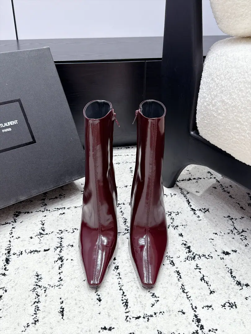 SAINT LAURENT Saint Roland. 26/ Autumn and winter show. Short boots. Slight and high and short boots. The superstar fashion masters grow grass. The most understanding woman is that she doesn't accept the super-feminine-feminist. The originals are starting up the slopes and... The details are perfect. A fine-sculpted shape, which makes your feet feel so good. ✔️Fabulous.: Customize imported cow skin ✔️Uchi.: Import mixed sheep skin ✔️Otsumi!: Italy is a big-ass country. ✔️He's tall.: 10.5cm ✔️Size: 35-42（40 41 42Make a no-refund order.）