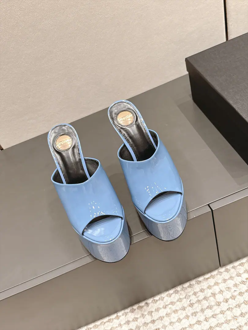 Requisition level Ysl 26/Summer New Money Fishpits. Water table high with sandals. This is... ​​YSL（Saint Laurent）2026 Summer waterproofer super high heels.​​, Ice-blue-painted fish mouth design, Water-proof station. + Siu Gao-sung, Transparency PVC The strapped to the ankles., The shoes are gold. YSL Hot.. These are a lot of brushes in the station., Jo Ruth Milan's got the same dress on.. A few key points. ​​Colour Out​​: This ice blue is a very good eye-cracker., The photo shoots were blown., Summer is a bright one.. ​​Waterproofing towers up.​​: Thick + Super high., The visual stretching of legs is obviously working.. ​​PVC Transparency tape​​: It's better than a full belt., It's a little bit of a care-taking thing to do.. He's tall.: 15.5cm Water table: 6.5cm Size: 35-42（40.41.42Do it.）