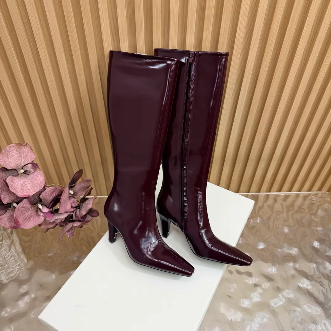 Top Version🖤Saint Laurent fw26 new arrival～ YSLSaint Roland.2026 The new spring and winter zippers are high and the ankle boots are sharp and short And ankle boots., A pair of square-shoes and a little high heels., %1 is internalLE CASSANDRE, Side zipper design. The whole shoe is very simple.～The little one is more sophisticated and fashionable and can see that the side of our boots is radians designed to be human legs.～The upper foot is so beautiful and so unchallenged.～Long legs.～It's a match for every occasion.～Autumn and winter wear the necessary supplies.！ Shoe.: Cow skin./Bullskins. Inside, put your feet on the inside.: Lamb skin. Shoes under the sole.: Italy is a big-ass country. He's tall.: 7cm Codes: 35-39（40.41.42I'll make sure I don't change it.）