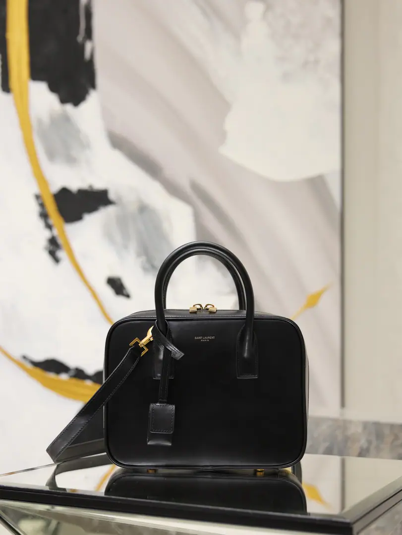 Black button.·Small SAC DE JOURThe briefcase of the handbag. The new season of brand re-enactment., Unique Cuts and Outlines, It's a classic, modern, permanent style.. This delicate handbag is equipped with a top hand and a modifiable shoulder belt., To facilitate matching in different settings！ Model: 840862 Dimensions: 25×19×8.5cm