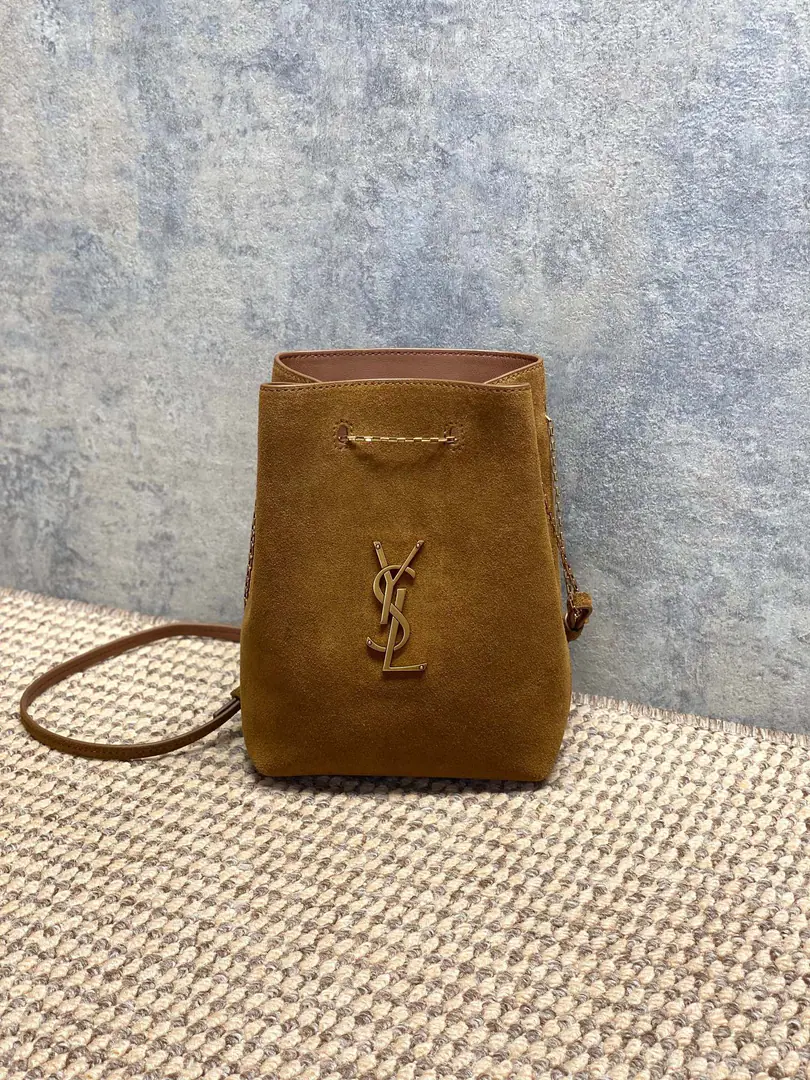 Saint Roland.CassandreChain bucket bag., Skins of sand and wool.+GoldYSLLogo, Jane is so smart.✨. Pumper-bumper type, Metal chain shoulder belt, Handheld, Single shoulder., Slash all over.OK, I'm a regular commuter or a street trip.！Medium Size, It's practical and fashionable., It's a classic St. Roland., It's not a mistake.～ Dimensions: 20x24x3cm Model: 801070