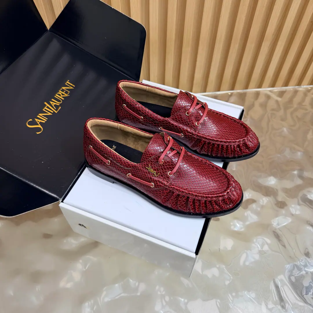 Couples' slippers.📍 Top Version🖤Saint Lauren*Saint Roland.2026 YSLSmalllogo A couple of wrinkled LeFoo shoes. Women Men It's a little symbolic.logoIt's the soul of these shoes. And he's got a low profile and a fine attitude on his shoe.. It's different from the big sign. It's quiet and it's sharp. Snuff it out with a simple line.YSLA unique fashion.DNA Unwittingly revealing the deep inside of the brand. The classic almond-shaped design of the shoehead. Smart-mixed feet. Pull the foot line up visually. ♪ And show grace and grace ♪. Every date a couple went to. Every trip. It's all because of the saloons. To be a low profile, deep-minded tribute.. The fabric uses a stony-snake-striped cow. The insides are all sheep's skin. Italian imports are so thick. size: 35–42（34, 41, 42, 43Custom） Men: 38–47（38, 46, 47Custom without re-offer）