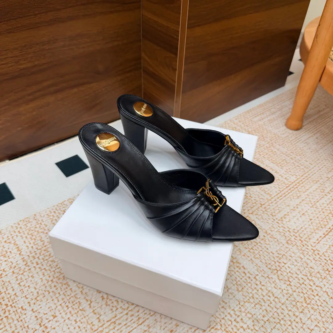 2026Spring and summer. YSL 🖤 Saint Laurent / Saint Roland.yslShoes. A super-super-fire slipper. Bold This is a hardware button that we need to model every page of our family.1:1Custom！It's very good., Nice feet., And whether you're wearing jeans or not,, Little suit., The dress., It's a natural match. Shoe.: Bullskins./Oiled lass./Shinseng Uchi.: Skins of sheep. Shoes under the sole.: That's a big one. He's tall.: 7.5cm Size: 35-43（40, 41, 42, 43Customize or not change)