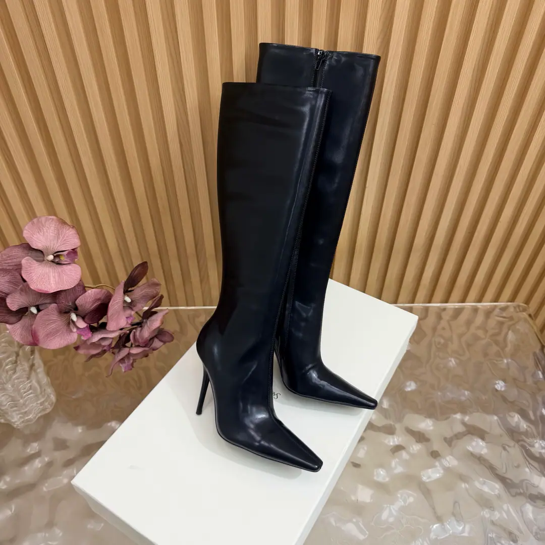 Top Version🖤Saint Laurent fw26 new arrival～ YSLSaint Roland.2026 The new spring and winter zippers are high and the ankle boots are sharp and short And ankle boots., A pair of square-shoes and a little high heels., %1 is internalLE CASSANDRE, Side zipper design. The whole shoe is very simple.～The little one is more sophisticated and fashionable and can see that the side of our boots is radians designed to be human legs.～The upper foot is so beautiful and so unchallenged.～Long legs.～It's a match for every occasion.～Autumn and winter wear the necessary supplies.！ Shoe.: Cow skin./Bullskins. Inside, put your feet on the inside.: Lamb skin. Shoes under the sole.: Italy is a big-ass country. He's tall.: 10.5cm Codes: 35-39（40.41.42I'll make sure I don't change it.