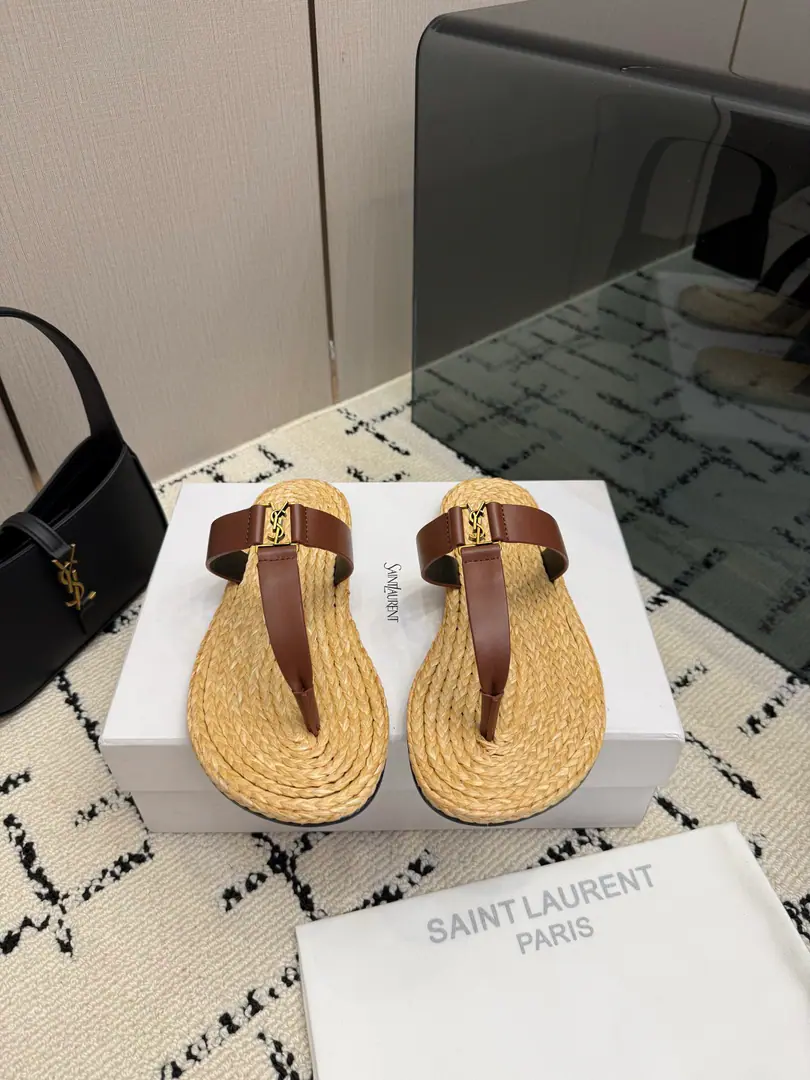 【Saint Laurent Saint Roland.】YSLThe vacation grass made the soles.. Shoe.: Bullskins. Uchi.: The bottom of the straw. Shoes under the sole.: That's a big one. Size: 35-39