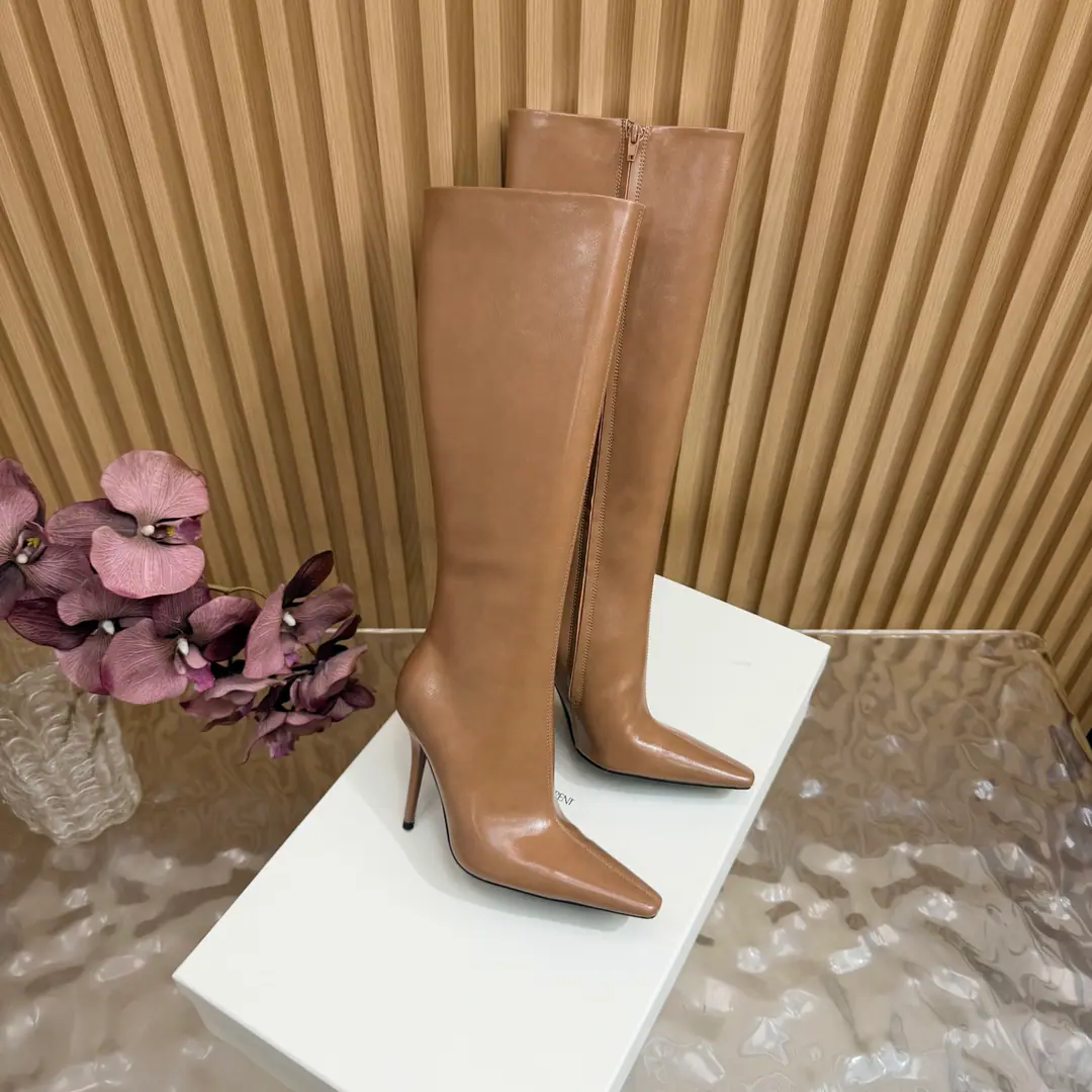 Top Version🖤Saint Laurent fw26 new arrival～ YSLSaint Roland.2026 The new spring and winter zippers are high and the ankle boots are sharp and short And ankle boots., A pair of square-shoes and a little high heels., %1 is internalLE CASSANDRE, Side zipper design. The whole shoe is very simple.～The little one is more sophisticated and fashionable and can see that the side of our boots is radians designed to be human legs.～The upper foot is so beautiful and so unchallenged.～Long legs.～It's a match for every occasion.～Autumn and winter wear the necessary supplies.！ Shoe.: Cow skin./Bullskins. Inside, put your feet on the inside.: Lamb skin. Shoes under the sole.: Italy is a big-ass country. He's tall.: 10.5cm Codes: 35-39（40.41.42I'll make sure I don't change it.