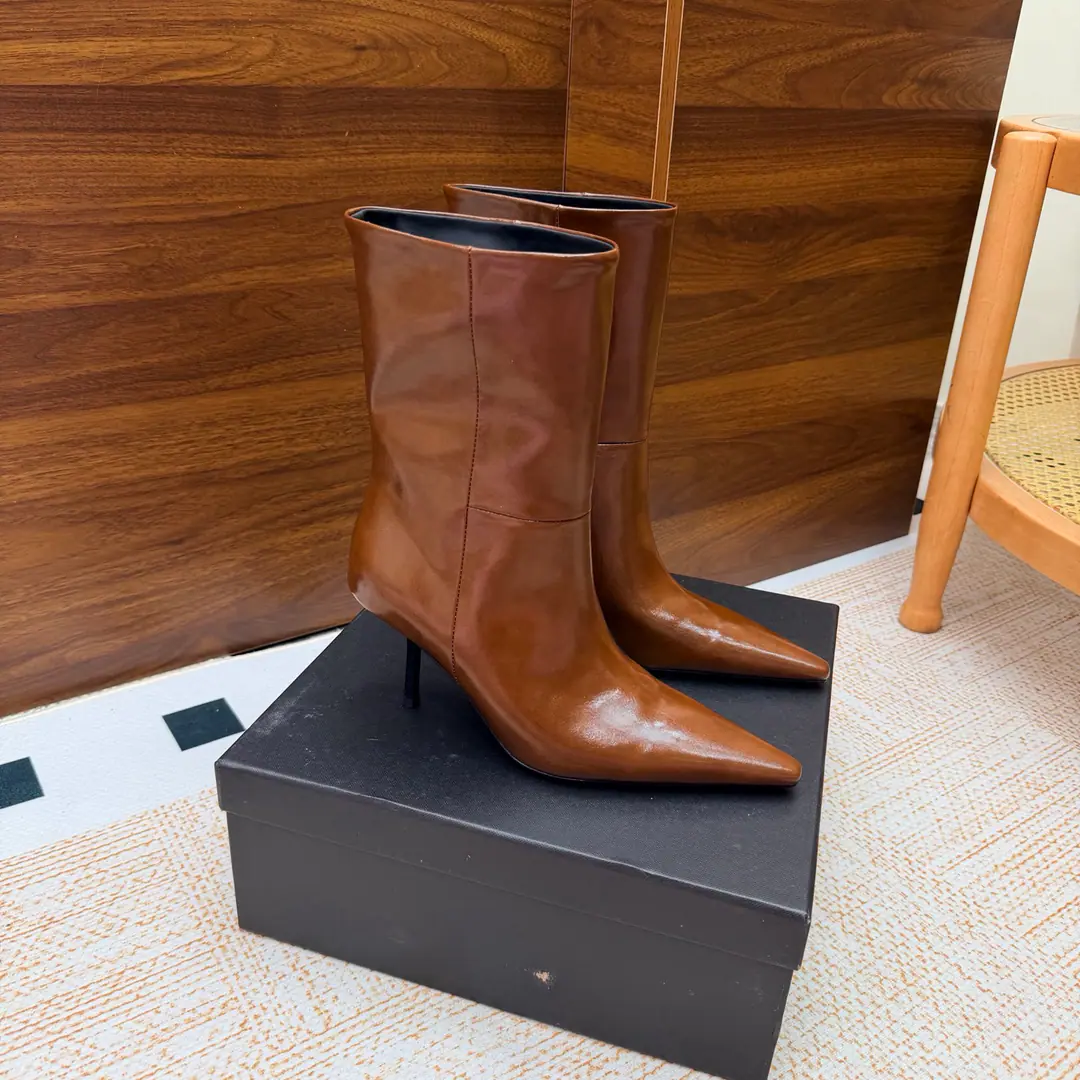 Top Version🖤Saint Laurent fw26 new arrival～ YSLSaint Roland.2026 The new spring and winter zippers are high and the ankle boots are sharp and short And ankle boots., A pair of square-shoes and a little high heels., %1 is internalLE CASSANDRE, Side zipper design. The whole shoe is very simple.～The little one is more sophisticated and fashionable and can see that the side of our boots is radians designed to be human legs.～The upper foot is so beautiful and so unchallenged.～Long legs.～It's a match for every occasion.～Autumn and winter wear the necessary supplies.！ Shoe.: Cow skin./Bullskins. Inside, put your feet on the inside.: Lamb skin. Shoes under the sole.: Italy is a big-ass country. He's tall.: 8cm Codes: 35-39（40.41.42I'll make sure I don't change it.）