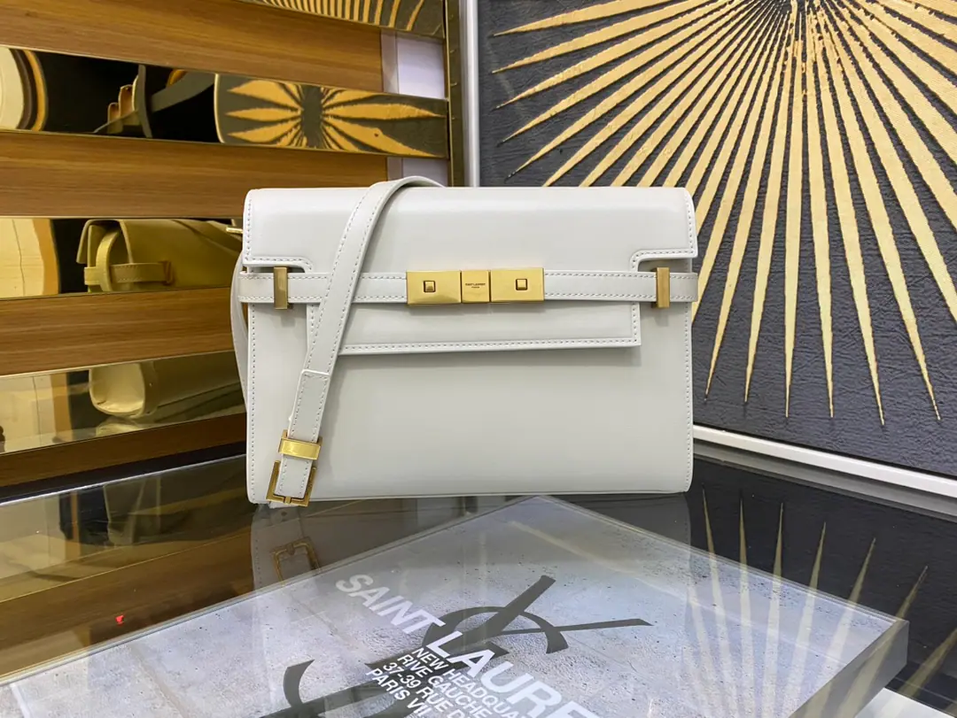 【𝙈𝙖𝙣𝙝𝙖𝙩𝙩𝙖𝙣 𝟮𝟰𝙘𝙢】The new money is synchronized with the cabinet.ManhattanThe Barbarbone.24cmNew arrival.！The latest bag is the manhattan stick., - It's a classic.logo, Instead of a low-profile, simple design style, It's a little like...HKelly from the house., It smells like retro.！Business➕The combination of leisure., All in all, it's a hundred.！You can hold it., It can be single or slashed., A pack of them., Meet the business lady., And I'm happy with the girl's leisure.！The original piece of skin., Perfect line of work., The fine hardware has made the whole bag smell of high-end.！Model: 675626Dimensions: 24x17.5x6cm