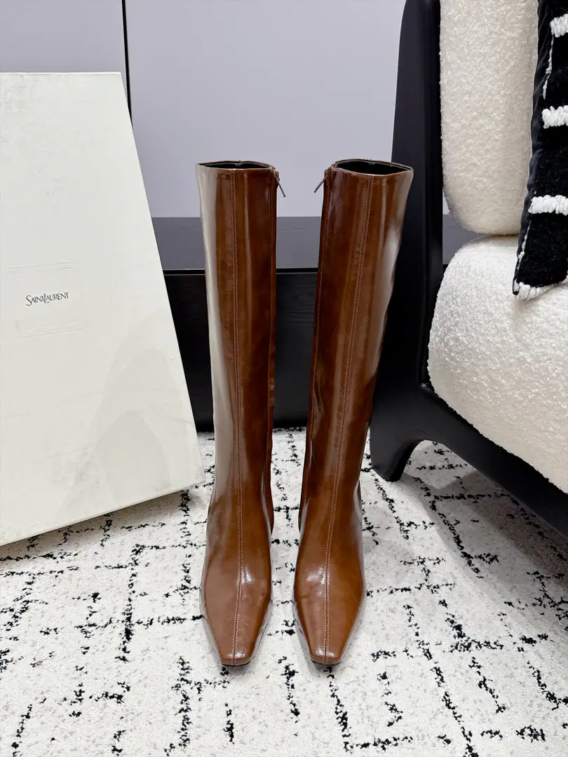 SAINT LAURENT Saint Roland.26/ New paragraph Bold and long boots. These.YSLThe high boots are really French.！Soft Fly Flush Skin, The little tip is a pair of ancient and ancient., Just walk steady.. The boot clippings are specially modified for the calve line., Side zipper is easy to get out of.. With coats., Fashion., Long dress., She's gentle and she's a big girl.. ✔️Fabulous.: Bullskins. ✔️Uchi.: Bullskins. ✔️Otsumi!: That's a big one. ✔️He's tall.: 8.5cm ✔️Size: 35-42（40 41 42Do it.）