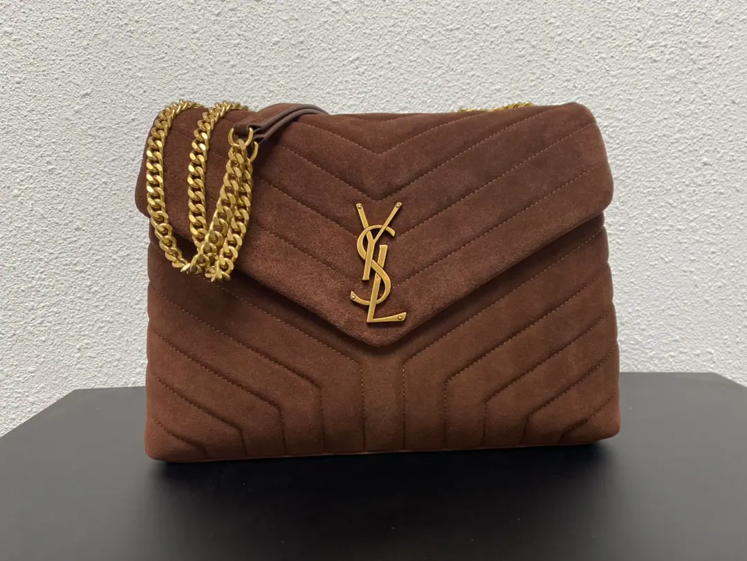 【𝙇𝙤𝙪 𝙇𝙤𝙪 31𝙘𝙢】It's a pack for winter., He's coming to you with warmth.！The outer layers are so soft and cozy., The sense of excellence that you can feel with your hand.！It's a gold-coloured hardware., Makes the whole bag taste better.！It's got a layer inside that's easy to sort the items., The most important thing is to use it too lightly., He's definitely qualified to be a regular commuter.！Model: 459749Dimensions: 31x22x10