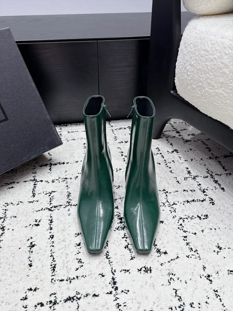 SAINT LAUR**Saint Roland.26/ Autumn and winter show. Short boots. The superstar fashion masters grow grass. The most understanding woman is that she doesn't accept the super-feminine-feminist. The originals are starting up the slopes and... The details are perfect. A fine-sculpted shape, which makes your feet feel so good. ✔️Fabulous.: Customize imported cow skin ✔️Uchi.: Import mixed sheep skin ✔️Otsumi!: Italy is a big-ass country. ✔️Size: 35-42（40 41 42Make a no-refund order.）