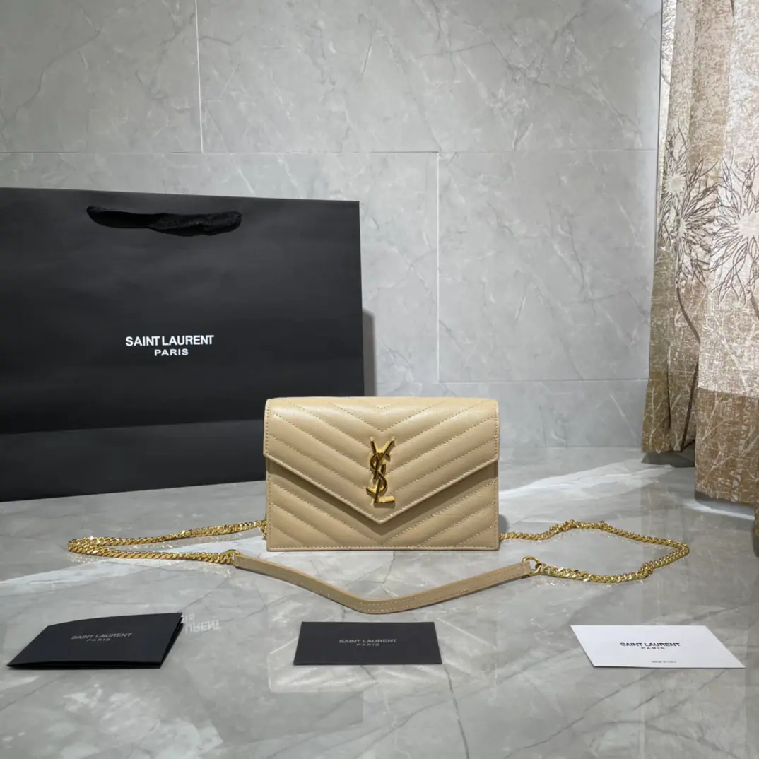 #𝐖𝐨𝐜 𝟭𝟵𝐜𝐦#_New Colour wocA small envelope is coming in., Speaking of envelopes,, YThis one must have a name.！The whole bag was made from the original factory caviar and cow skin., Layout Stereo, Feel comfortable.！The disassembly of shoulder belts has enriched the multipurpose nature of the bags., You can just take the shoulder belt off and be a handbag.&For dinner bags, Built multiple places, It's a good thing to blow up., I usually go out and bring my cell phone and card., A little bag will take you all the way out.！ Model: 393953 Dimensions: 19x11.5x4cm