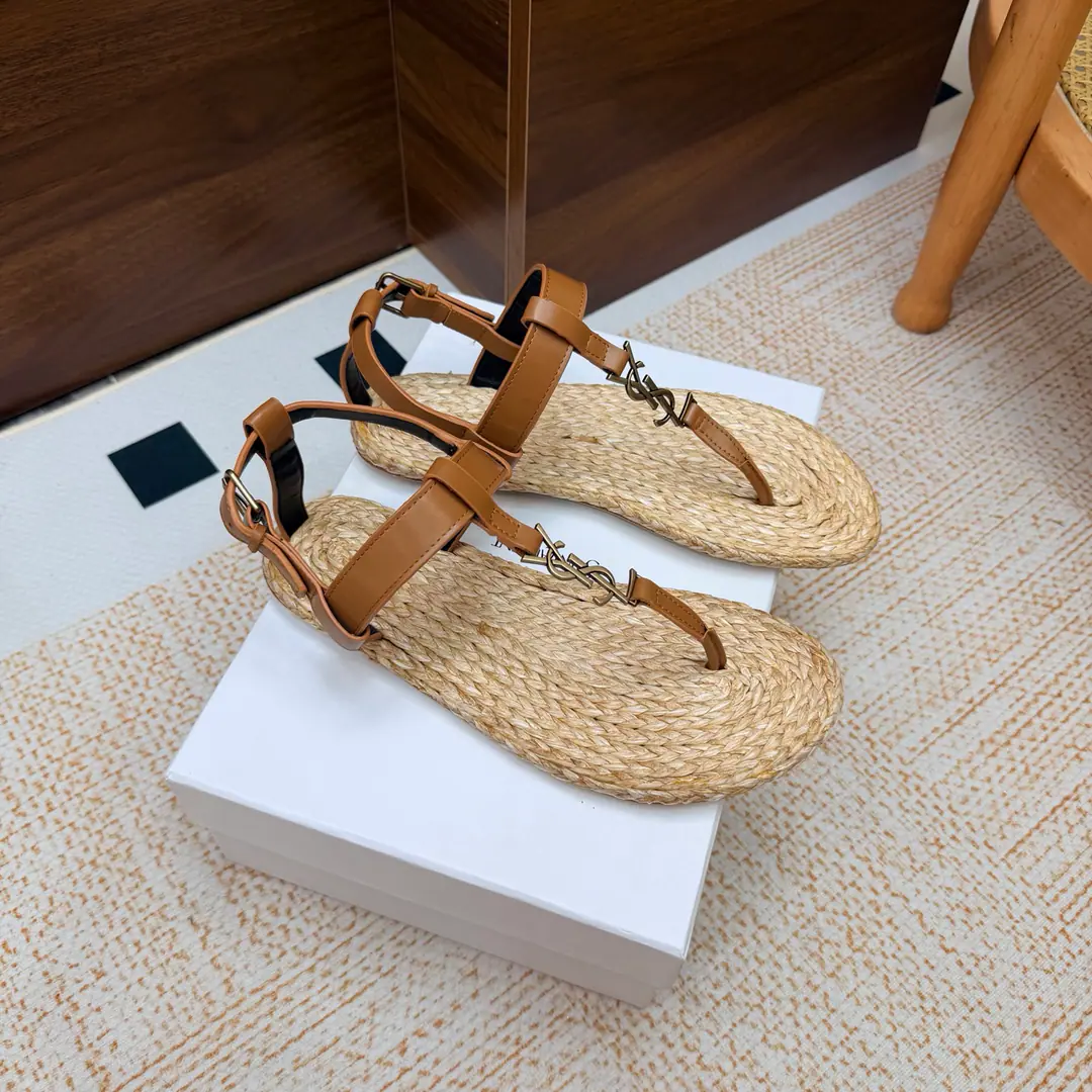 2026Spring and summer. Couple money. YSL 🖤 Saint Laurent / Saint Roland.yslShoes. A super-super-fire sandal. This is a hardware button that we need to model every page of our family.1:1Custom！It's very good., Nice feet., And whether you're wearing jeans or not,, Little suit., The dress., It's a natural match. Shoe.: Bullskins./Painted skin. Uchi.: The bottom of the straw. Shoes under the sole.: That's a big one. He's tall.: Floor Size: 35—44（41-44Custom without re-offer）