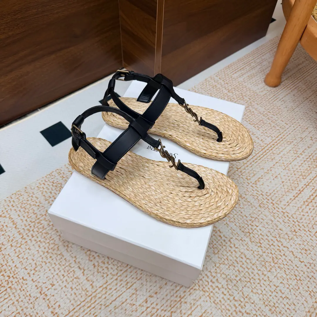 2026Spring and summer. Couple money. YSL 🖤 Saint Laurent / Saint Roland.yslShoes. A super-super-fire sandal. This is a hardware button that we need to model every page of our family.1:1Custom！It's very good., Nice feet., And whether you're wearing jeans or not,, Little suit., The dress., It's a natural match. Shoe.: Bullskins./Painted skin. Uchi.: The bottom of the straw. Shoes under the sole.: That's a big one. He's tall.: Floor Size: 35—44（41-44Custom without re-offer）