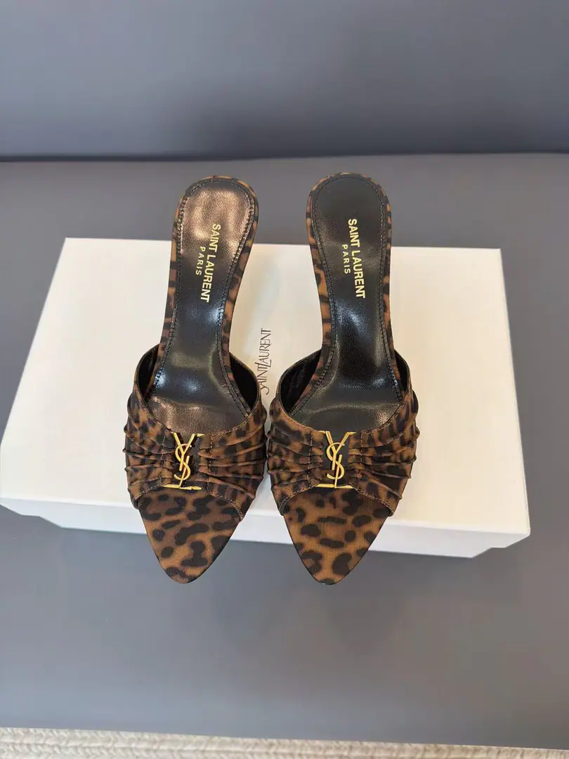 Saint LaurentSt. Roland's.YSLThe classic high-end heel sandals. A super-super-fired piece of hardware buttons for every page of our family is to be modeled.1:1Custom！The size and quality are exactly the same as the original.✔️ Shoe-faced material: Use cow skin./Painted skin. Real sheep in there., ♪ To scurry for soft, soft sheep, Shoes' soles are original.1:1Customizes the skin., It's perfect., And the upper foot is very good., Nice feet., And whether you're wearing jeans or not,, Little suit., The dress., It's a natural match., Full package for the originals He's tall.: It's flat./Floor1cmFlat/6cm/9cm Italy is a big-ass country. Size: 35-41（40, 41, 42Custom）