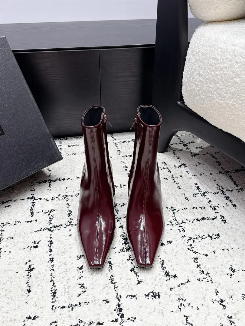 SAINT LAUR**Saint Roland.26/ Autumn and winter show. Short boots. The superstar fashion masters grow grass. The most understanding woman is that she doesn't accept the super-feminine-feminist. The originals are starting up the slopes and... The details are perfect. A fine-sculpted shape, which makes your feet feel so good. ✔️Fabulous.: Customize imported cow skin ✔️Uchi.: Import mixed sheep skin ✔️Otsumi!: Italy is a big-ass country. ✔️Size: 35-42（40 41 42Make a no-refund order.）