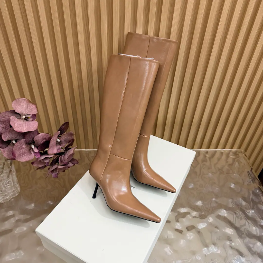 Top Version🖤Saint Laurent fw26 new arrival～ YSLSaint Roland.2026 The new spring and winter zippers are high and the ankle boots are sharp and short And ankle boots., A pair of square-shoes and a little high heels., %1 is internalLE CASSANDRE, Side zipper design. The whole shoe is very simple.～The little one is more sophisticated and fashionable and can see that the side of our boots is radians designed to be human legs.～The upper foot is so beautiful and so unchallenged.～Long legs.～It's a match for every occasion.～Autumn and winter wear the necessary supplies.！ Shoe.: Cow skin./Bullskins. Inside, put your feet on the inside.: Lamb skin. Shoes under the sole.: Italy is a big-ass country. He's tall.: 8cm Codes: 35-39（40.41.42I'll make sure I don't change it.）