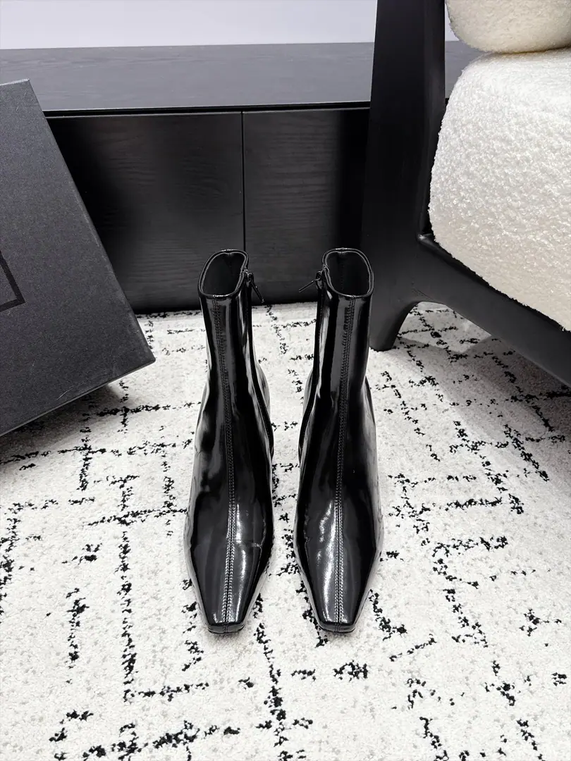 SAINT LAUR**Saint Roland.26/ Autumn and winter show. Short boots. The superstar fashion masters grow grass. The most understanding woman is that she doesn't accept the super-feminine-feminist. The originals are starting up the slopes and... The details are perfect. A fine-sculpted shape, which makes your feet feel so good. ✔️Fabulous.: Customize imported cow skin ✔️Uchi.: Import mixed sheep skin ✔️Otsumi!: Italy is a big-ass country. ✔️Size: 35-42（40 41 42Make a no-refund order.）