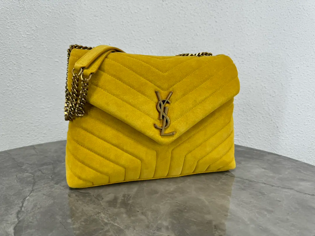 【𝙇𝙤𝙪 𝙇𝙤𝙪 31𝙘𝙢】It's a pack for winter., He's coming to you with warmth.！The outer layers are so soft and cozy., The sense of excellence that you can feel with your hand.！It's a gold-coloured hardware., Makes the whole bag taste better.！It's got a layer inside that's easy to sort the items., The most important thing is to use it too lightly., He's definitely qualified to be a regular commuter.！Model: 459749Dimensions: 31x22x10