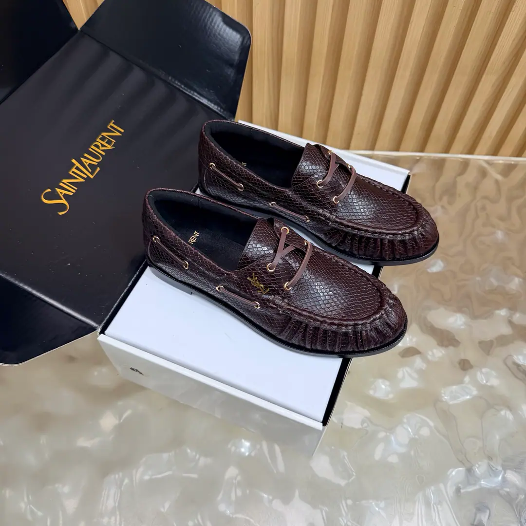 Couples' slippers.📍 Top Version🖤Saint Lauren*Saint Roland.2026 YSLSmalllogo A couple of wrinkled LeFoo shoes. Women Men It's a little symbolic.logoIt's the soul of these shoes. And he's got a low profile and a fine attitude on his shoe.. It's different from the big sign. It's quiet and it's sharp. Snuff it out with a simple line.YSLA unique fashion.DNA Unwittingly revealing the deep inside of the brand. The classic almond-shaped design of the shoehead. Smart-mixed feet. Pull the foot line up visually. ♪ And show grace and grace ♪. Every date a couple went to. Every trip. It's all because of the saloons. To be a low profile, deep-minded tribute.. The fabric uses a stony-snake-striped cow. The insides are all sheep's skin. Italian imports are so thick. size: 35–42（34, 41, 42, 43Custom） Men: 38–47（38, 46, 47Custom without re-offer）