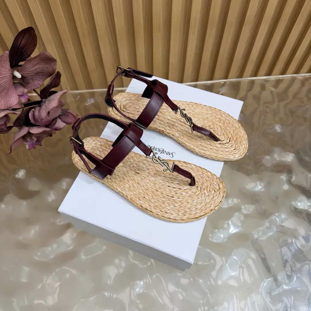 2026Spring and summer. Couple money. YSL 🖤 Saint Laurent / Saint Roland.yslShoes. A super-super-fire sandal. This is a hardware button that we need to model every page of our family.1:1Custom！It's very good., Nice feet., And whether you're wearing jeans or not,, Little suit., The dress., It's a natural match. Shoe.: Bullskins./Painted skin. Uchi.: The bottom of the straw. Shoes under the sole.: That's a big one. He's tall.: Floor Size: 35—44（41-44Custom without re-offer）