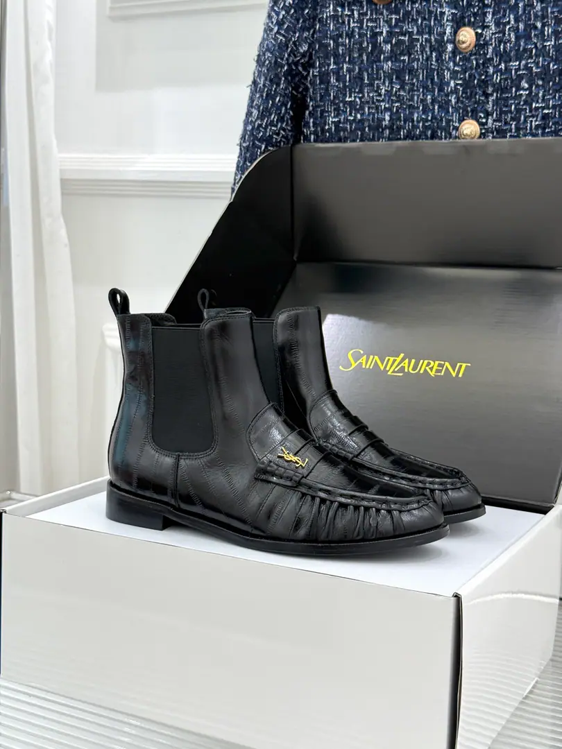 🏧𝐒𝐚𝐢𝐧𝐭 𝐋𝐚𝐮𝐫𝐞𝐧｜𝐘𝐒𝐋Saint Roland. New wrinkled Chelsea boots. Autumn and winter closets must be cool, single., Take the staircase and the staircase., The walk is over, the air.. Facework customized leather with original The inside feet are all sheep's skin. Italian imports are so thick. size: 35-39（40/41Custom)
