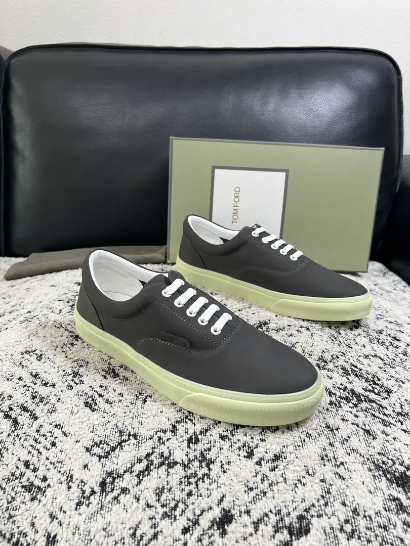 ⚠️Just change the code and don't back off.⚠️ TOM FORD Cambridge High Quality Top-level craft The cabinet is new., The shoes are for the pastry., Imported rinded cattle mats., Shoes under the sole.: The original plant is used for the original base., It's super comfortable to be a sole-acting base., The original factory and the single., Codes 39-44(Make a reservation.38 45)
