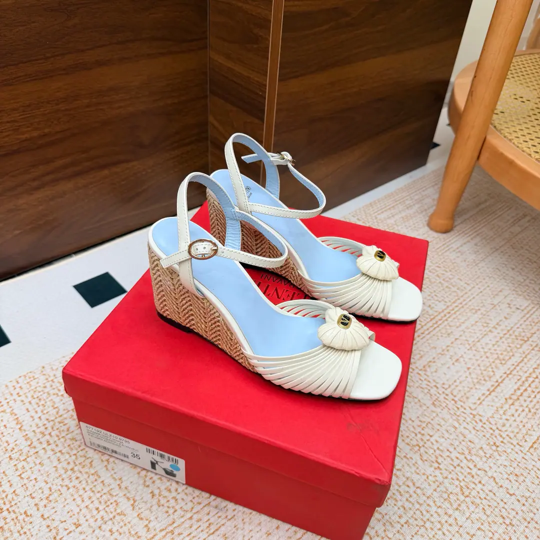 Explosive. 📍ValentinWarren Tianlian Classic.VButton The slopes and the grass. High heels.❤️The classic big one.VButton Design Match It shows the way the brand has its own design style. Luxury fashion. Very recognizable. A fine round head. Sidelines are perfect. It's a very pure smell. Little Nob. A woman of honor.‼️ The shoes are skinned with cattle. There's a mix of sheep skins inside. Original Open-Fixed Metal Bumper Italian imports of cattle and skin He's tall.: 8.5cm Codes: 35-39（40/41/42Custom）