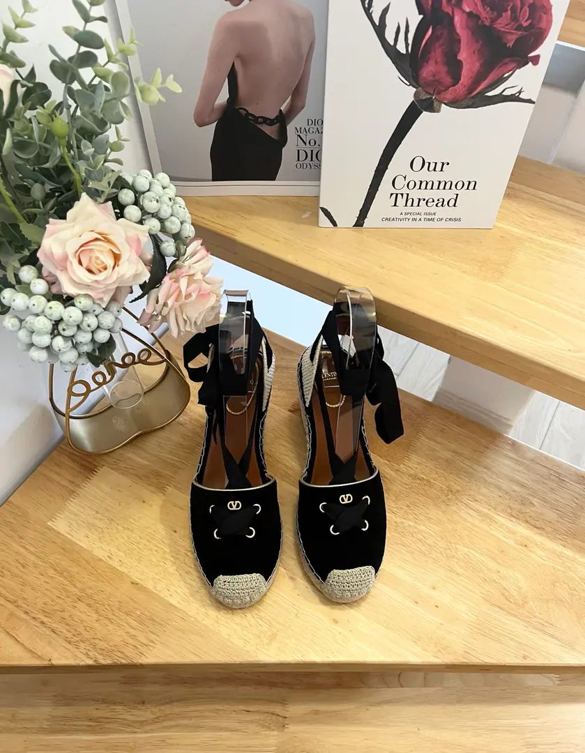 Valentino Garavani /Valentino. The slope and the strap.VNew fisherman shoes. LargeVLabel decorations Leather. He's tall.9.5 Rubber Bottom Italian manufacture 36-41