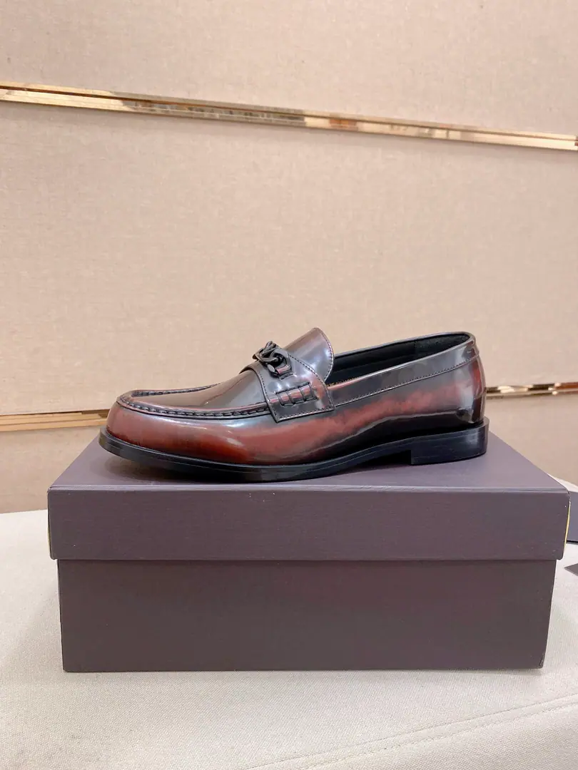 Plant prices: Valentino Valentino. New man.V logoMicrobills, business recreational shoes. This is a De Beerford shoe made of imported leather., It's light., Cool style., Shoe-faced.logoButton, Show me the big card.！The new urban trend between lines is evident.. The shoes are full of roundness., The rubber-floped soles and the triple-breeded leather line are mutually reinforcing.. Very stylish., In the skin of Ben's cow., That's a real leather cushion., MarklogoDecoration, Jane is not lost in the atmosphere., Euro-American Classic Easy Style, The upper foot is perfectly comfortable.. Size: 39-44（38.45.46Make a reservation.）