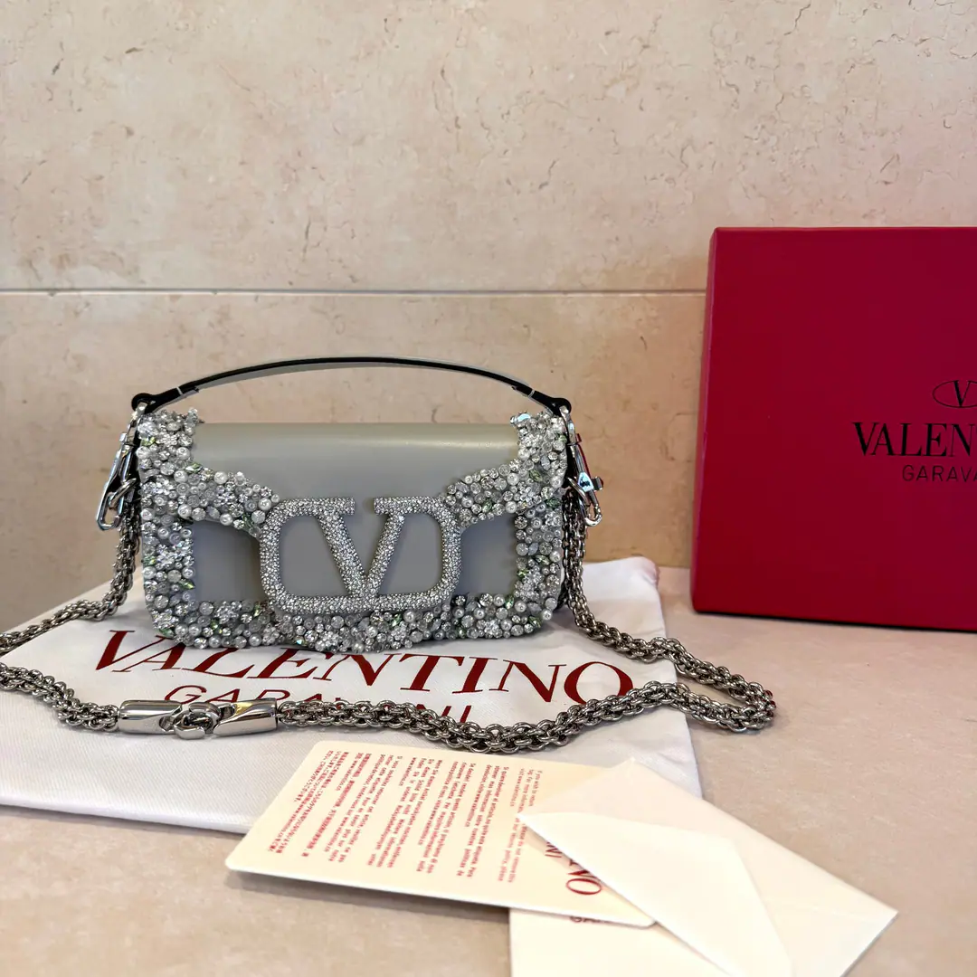 Batch. ValentinoWarren.Garavani Mini loco 3DA embroidery bag., Schwartz. A crystal-like decoration.VLogo SignatureMagnetic button opening, With undreatable lifters and undrewable slide chains⛓️ 🉑️♪ Shoulder ♪, Slash or handheld, gold-based redeployments LogoWith a magnet button opening You can remove leather handlers. Slip chains can be removed In the soft sheep skin line., A pocket inside. Dimensions: 19✖️10.5✖️5cm Paragraph: 00145