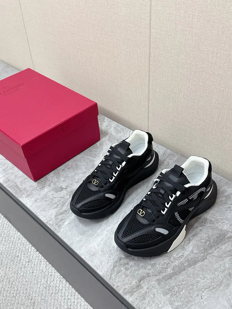 ValentinoValentino.DEMIVEESpring and summer's latest pops sneakers. A superstar, red grass. Retro.90The old sporty old man's shoes. Asymmetric Block Split A little swipe of the shoe side of the shoe to do the details. Black shoelaces hit orange and white shoes. The visual level is rich. Reconciling leisure with light luxury Shoe-face bee-hose. Airnet.+♪ The white, smooth little cow skins ♪ The net eye structure is sweating. White+Black segment with thick blowing bottom Light Quantified Thick Design Invisible up the code count.: 39-45
