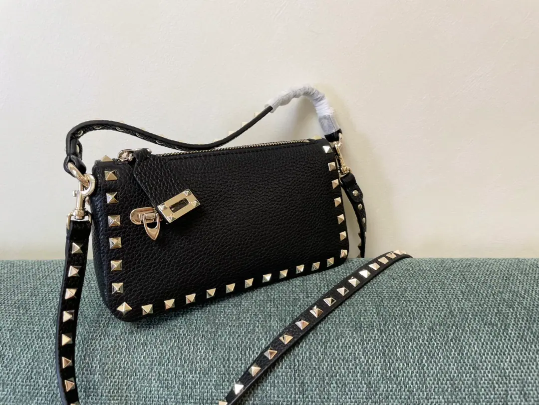 Batch. VTNew little handbag. Model: 5500 Dimensions: 19x13x7cm Valentino Garavani Rockstud A small, small, small, small, slanted, little cattle.,The iconic hook-tocking design has been re-explored., The treatment of the nails and the fittings for the metallic process to stop the zipper pulls.: Zipper and hook-buttonable., Dismantled shoulder belts.