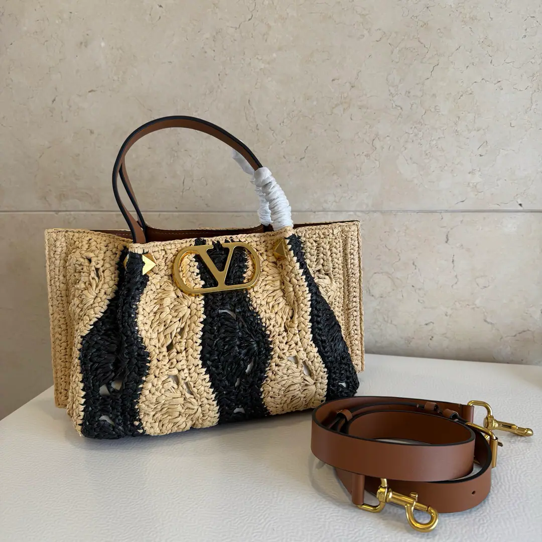 Batch. Black almond.🎨New edition of knitting 🆕 Valentino 2026Spring Summer Summer Bag Series～ Tot bag made of natural Rafis., The interwoven void creates a clear sense of quality., A brown leather handle., Shoulder belt and zipper bag Summer inflammation., It's a package.～ Dimensions: 25✖️18✖️12cm Paragraph: 22004