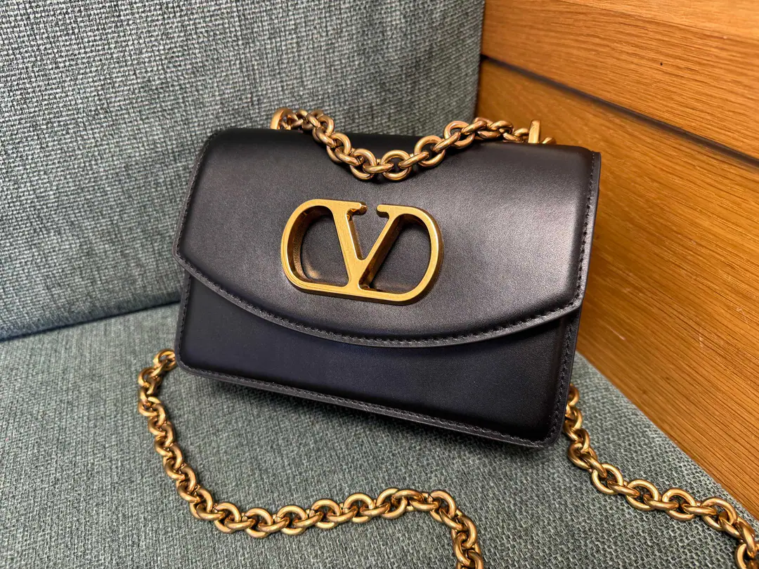 Small Model🍃3188 VALENTINO A bright-looking little cow's handbag with metal. VLOGO SIGNATURE Details. ❤️ I'm going to be able to get a slided strap., This bag can be slashed on the shoulder.. Antiquated gold accessories The old effect is a repeat brass.VLOGO Magnetic suction Two layers inside., A zipper pocket and a pocket. Size of the trumpet: 20x13x7cm