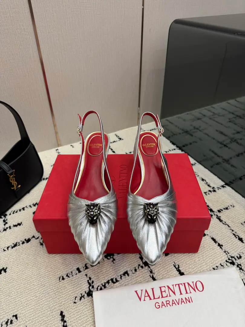 Valentino/Valentino.26WFNew Spill-head heels. The sharp line is a fine contour of the foot. SmallVGold tags for the shoes. Ratio of length length to length ♪ High and smooth every step of grace ♪ Classic red bottom recognition. It's easy to get a teleport. The naked and the black are cool. The upper foot is to be lifted immediately. You're not tired of walking. The fratricidal romance is hidden in detail. Summer shoe cabinets must be treasured. It's a lot of styles and styles. I'm not sure how much I'm gonna get. The classics that never regret starting. Details show the heart of the brand. It's easy to create a sense of excellence that doesn't take much effort. The price of the treasured shoes. I'm gonna be a little more elegant than I thought. The upper foot is white and thin. It's a match for both work and date. Quality and face The Warrens must be a fine one.！ The fabric is custom-made for cattle skin. The inside feet are all sheep's skin. Italian imports are so thick. size: 35-39（40/41Custom）