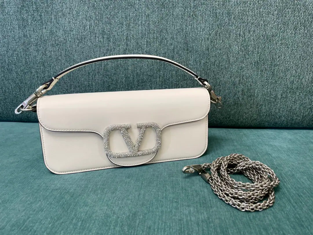Large. Top First List ❤️Model: 1133Starfish.▪️The drill button. Valentino Valentino's leather handbag.👜Put the armpit in your bag. ▪️The old effect treatment parts for the old brass. ▪️Magnetic button opening ▪️Soft sheep liner. ▪️Dimensions:27x13x6cm ▪️Small: 20x11x5cm