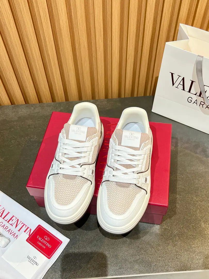 Minoru.🎤🎤𝑽𝒂𝒍𝒆𝒏𝒕𝒊𝒏𝒐Valentino. 𝑶𝒏𝒆𝑺𝒕𝒖𝒅 Couples' sneakers. Valentino 2025The latest couple's sneakers. The star is the same. Fires are on sale.. OriginalZPReload and Dismantlement. Repeatedly retweets. Yes, sir.1:1Restore！Top luxury. Soft and cozy. It's a little thin. Fashion and leisure. It brings a quality of excellence and grace. And the wonderful comfort of the upper foot. Top-level purchase version of shoe face: Import high-end air network/Original oil side process Uchi.: Import net veil Otsumi!: Original development𝐓𝐏𝐔Double-coloured base Packaging: Original Configuration Full Packaging Codes: 34-46 Customised (Autoscript-Unlabelled）Order