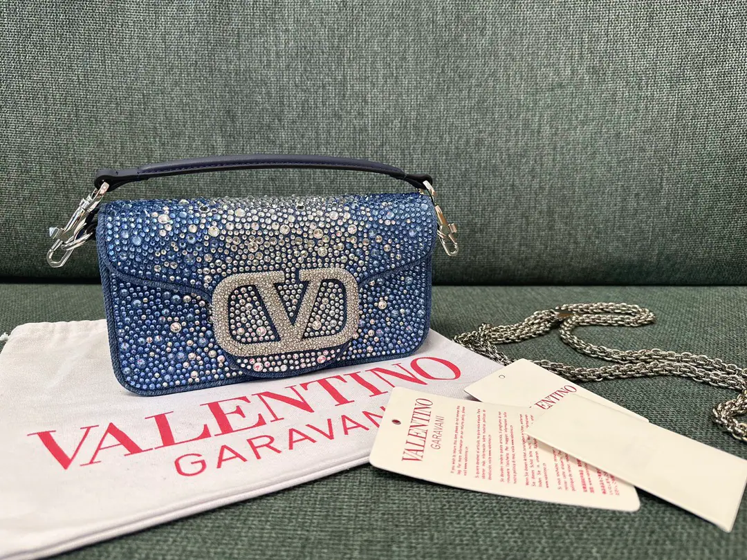 Small. ❤Model: 1133Cowboy Diamonds. Valentino Valentino Denning's handbag.👜Put the armpit in your bag. ▪️Magnetic button opening ▪️Small: 20x11x5cm