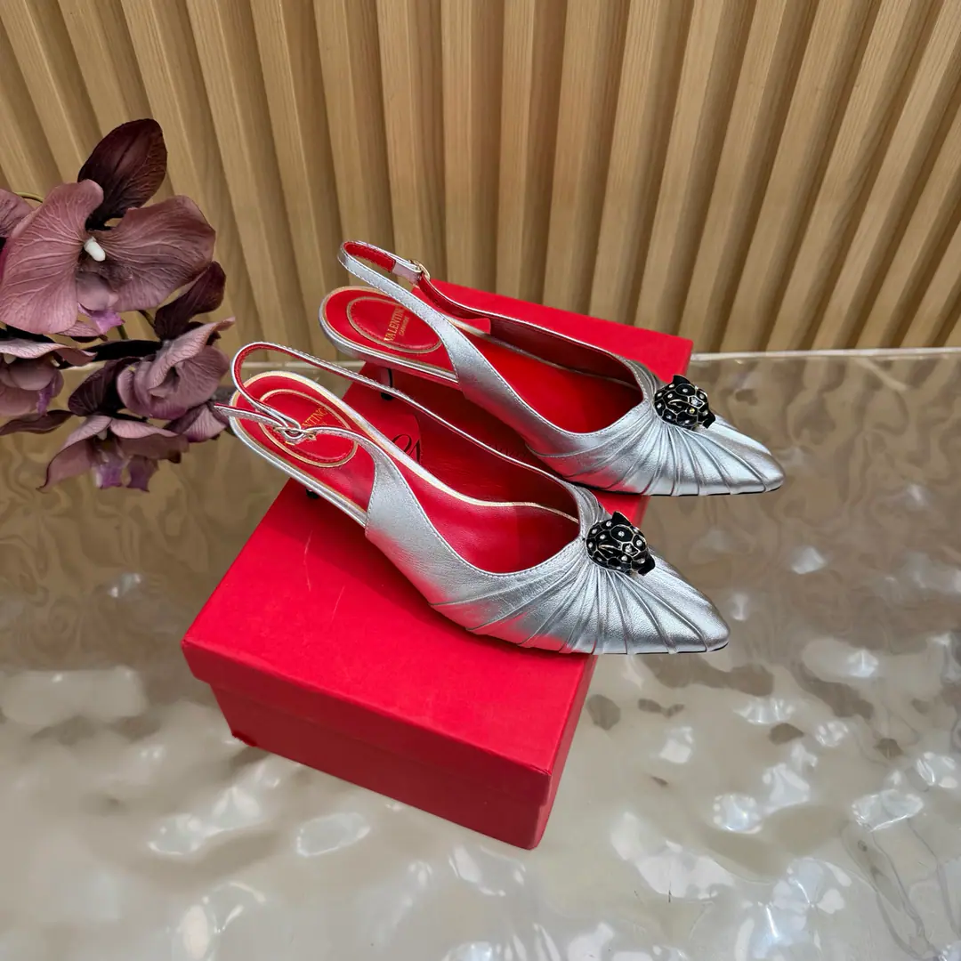 Valentino High heels💗Loved sandals. A beautiful quality.⚠️ It's a great match., Wear it any season.💜 Valentino is a new fashion charm. To continue the super high and design., I'm a big fan of the world's famous fans. The million fans are showing their love., Best sales at sea and abroad The domestics are out., Top Version Candy color., Every color is beautiful. Shoe.: Bullskins. Uchi.: Import of sheep skin Shoes under the sole.: That's a big one. He's tall.: 5cm Packaging: Full original package Codes: 36One.42Code（40, 41, 42I'm not gonna change.）