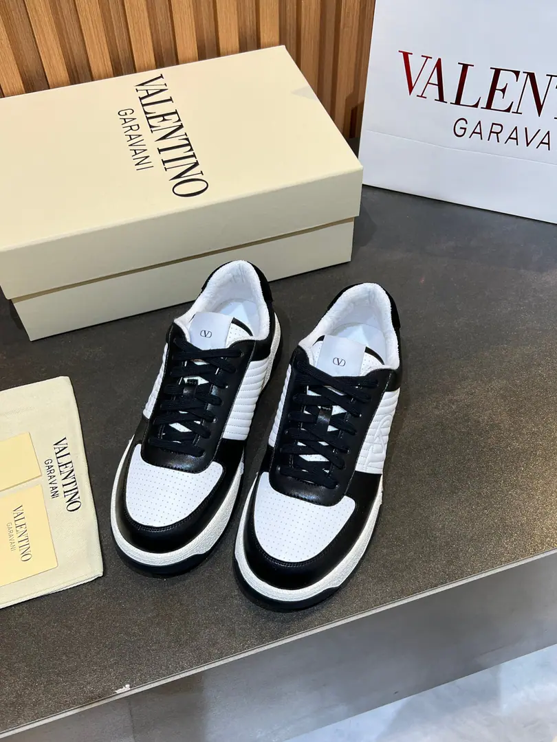 Minoru.🎤🎤VLTNWarren. 𝑶𝒏𝒆𝑺𝒕𝒖𝒅 valentinoCouples' sneakers. 2025New couple sneakers. Fires are on sale.. OriginalZPReload and Dismantlement. Repeatedly retweets. The strength is one-to-one.！Top luxury. The logo willows. Soft and cozy. It brings a quality of excellence and grace. And the wonderful comfort of the upper foot. Original Configuration Full Packaging Codes: 35-46
