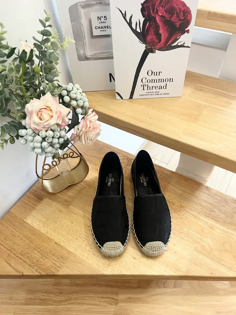 #New Valentino Garavani /Valentino. ShinsengVNew fisherman shoes. LargeVDecoration It's silk. He's tall.2cm Rubber Bottom Italian manufacture 36-41