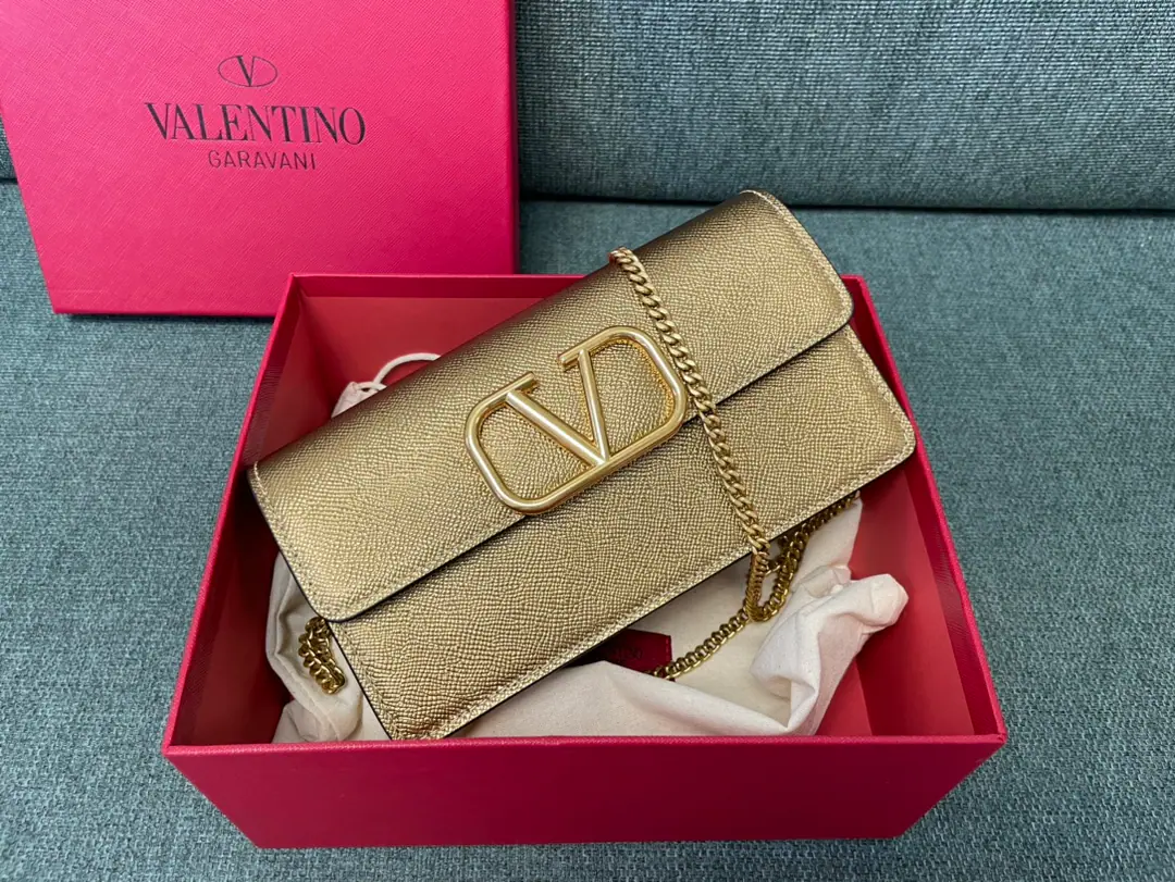 Batch. Top First List ❤️Valentino GaravaniVLogoSignaturePumpkin handbag. With a chain shoulder belt. VLogoSignatureLeather wrapper magnetate. Metal components for treatment of the effects of the brass process in the retrograde One zipper pocket separates two layers. Eight kowtows and a flat pocket. Detachable chains Dimensions:Kuan20xHigh10.5xDeep4centimetres Model: 0093