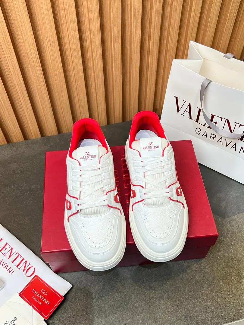 Minoru.🎤🎤𝑽𝒂𝒍𝒆𝒏𝒕𝒊𝒏𝒐Valentino. 𝑶𝒏𝒆𝑺𝒕𝒖𝒅 Couples' sneakers. Valentino 2025The latest couple's sneakers. The star is the same. Fires are on sale.. OriginalZPReload and Dismantlement. Repeatedly retweets. Yes, sir.1:1Restore！Top luxury. Soft and cozy. Fashion and leisure. It brings a quality of excellence and grace. And the wonderful comfort of the upper foot. Top-level purchase version of shoe face: Import the cow's skin./Original oil side process Uchi.: In the skin of the watered cow. Otsumi!: Original development𝐓𝐏𝐔Double-coloured base Packaging: Original Configuration Full Packaging Codes: 34-44 Customised (Autoscript-Unlabelled）Order
