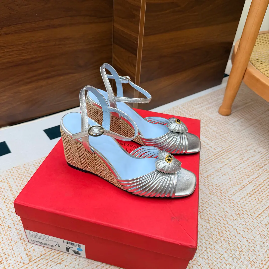 Explosive. 📍ValentinWarren Tianlian Classic.VButton The slopes and the grass. High heels.❤️The classic big one.VButton Design Match It shows the way the brand has its own design style. Luxury fashion. Very recognizable. A fine round head. Sidelines are perfect. It's a very pure smell. Little Nob. A woman of honor.‼️ The shoes are skinned with cattle. There's a mix of sheep skins inside. Original Open-Fixed Metal Bumper Italian imports of cattle and skin He's tall.: 8.5cm Codes: 35-39（40/41/42Custom）