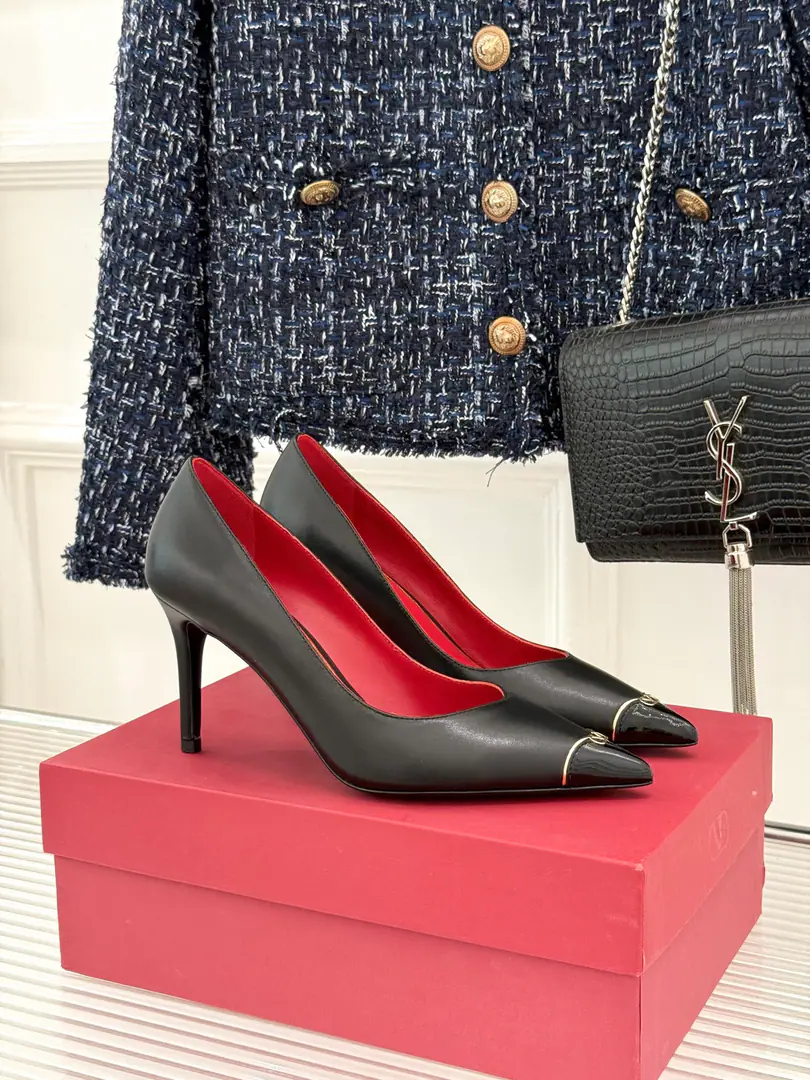Plant price Valentino/Valentino.26WFNew Spill-head heels. The sharp line is a fine contour of the foot. SmallVGold tags for the shoes. Ratio of length length to length ♪ High and smooth every step of grace ♪ Classic red bottom recognition. It's easy to get a teleport. The naked and the black are cool. The upper foot is to be lifted immediately. You're not tired of walking. The fratricidal romance is hidden in detail. Summer shoe cabinets must be treasured. It's a lot of styles and styles. I'm not sure how much I'm gonna get. The classics that never regret starting. Details show the heart of the brand. It's easy to create a sense of excellence that doesn't take much effort. The price of the treasured shoes. I'm gonna be a little more elegant than I thought. The upper foot is white and thin. It's a match for both work and date. Quality and face The Warrens must be a fine one.！ Facework customized leather with original The inside feet are all sheep's skin. He's tall.: 8cm Italian imports are so thick. size: 35-39（40/41Custom） Numbering: 97320260808