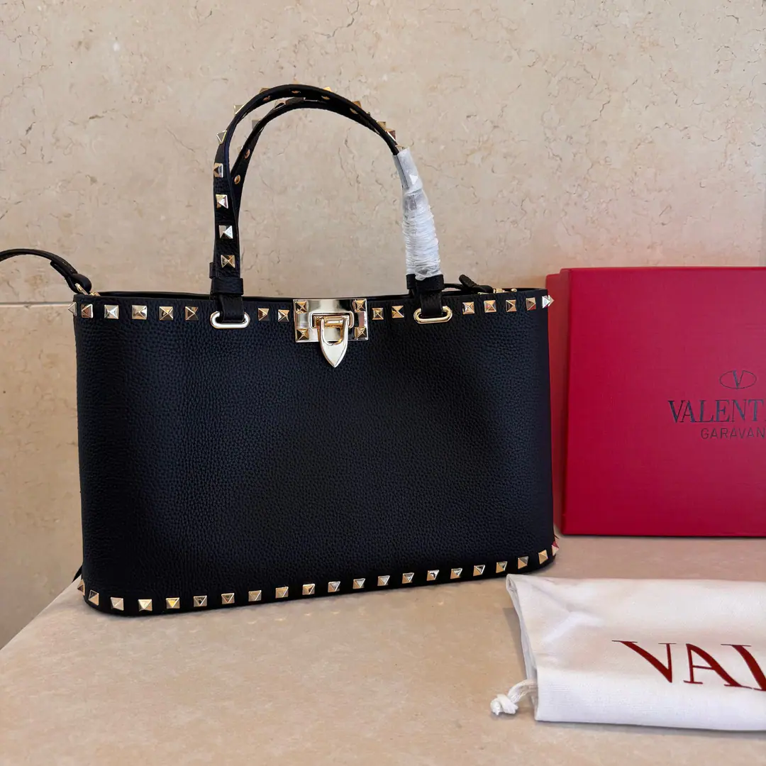 Large. Valentino Garavani Rockstud A small, small, small, small, slanted, little cattle.,The iconic hook-tocking design has been re-explored., The treatment of the nails and the fittings for the metallic process to stop the zipper pulls.: Zipper and hook-buttonable., Dismantled shoulder belts. Large model: 8001 Large size: 32x29x7cm