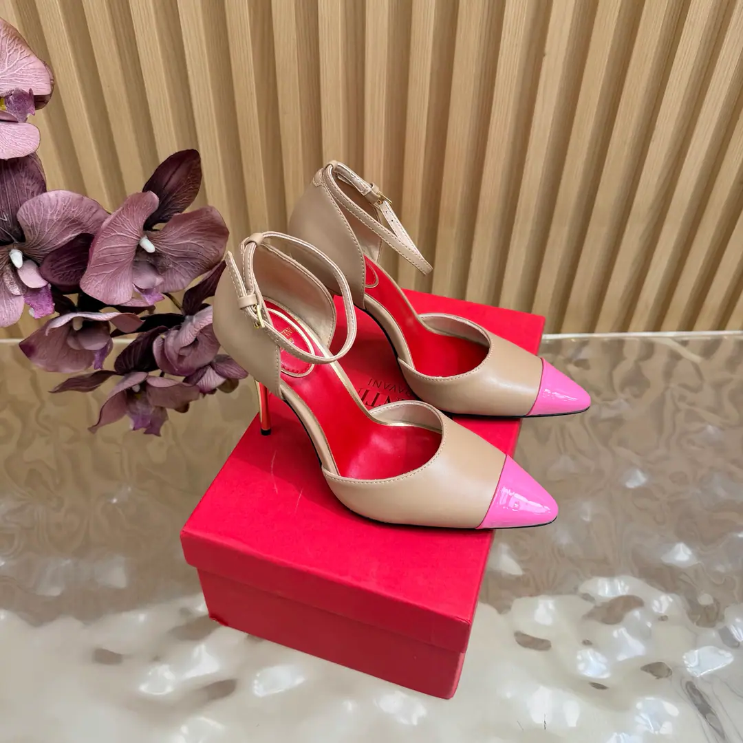 Valentino High heels💗Loved sandals. A beautiful quality.⚠️ It's a great match., Wear it any season.💜 Valentino is a new fashion charm. To continue the super high and design., I'm a big fan of the world's famous fans. The million fans are showing their love., Best sales at sea and abroad The domestics are out., Top Version Candy color., Every color is beautiful. Shoe.: Bullskins. Uchi.: Import of sheep skin Shoes under the sole.: That's a big one. He's tall.: 10cm Packaging: Full original package Codes: 36One.42Code（40, 41, 42I'm not gonna change.）